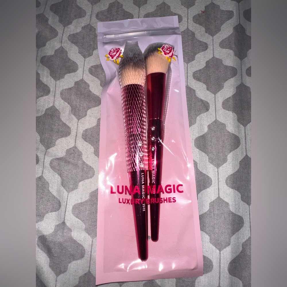 Two-piece makeup brush set